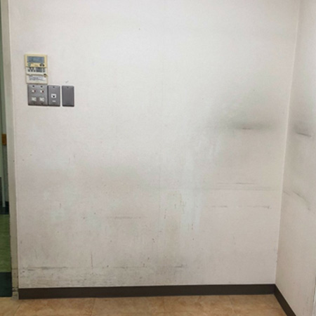 医療施設壁黒ずみ施工前